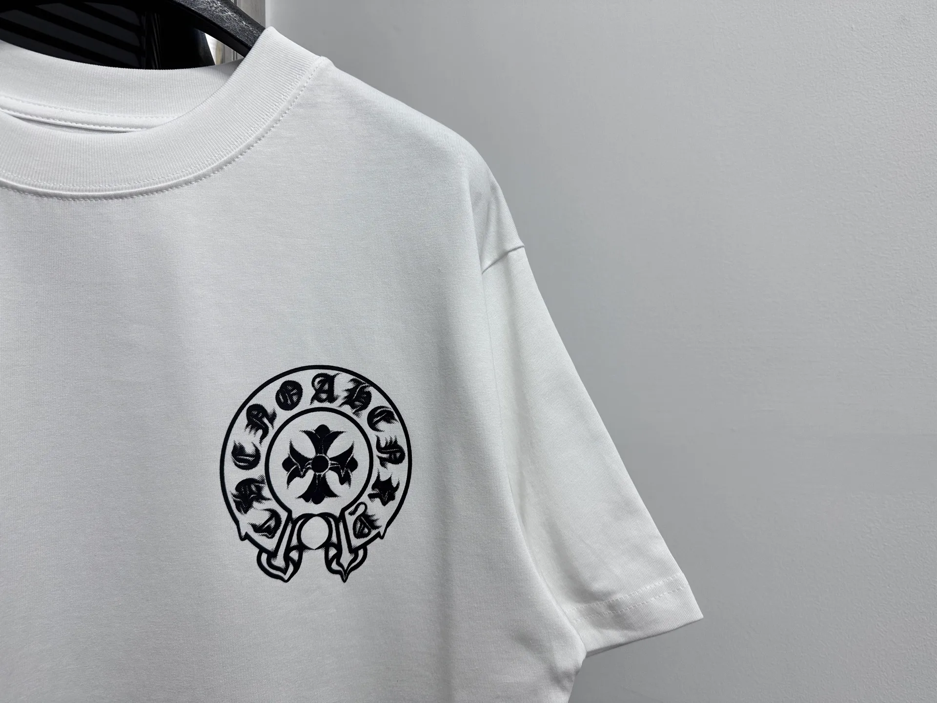 ￼🅿️170 【ChromeHearts】Chrome Hearts 25ss stretched round neck T-shirt Original fabric Official same style Short-sleeved T-shirt Customized 260g vat-dyed fabric Very comfortable to the touch Latest brick cabinet synchronization for spring and summer Fashionable and personalized Super versatile and good-looking Very suitable for both men and women A must-have style Tag Collar label Washed wheat Complete with three labels Color: Black White Size: XS-L